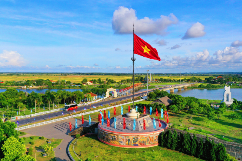Hình ảnh du khách tham quan một di tích lịch sử quan trọng, minh chứng cho tài nguyên du lịch vùng Đông Nam Bộ giàu giá trị quá khứ